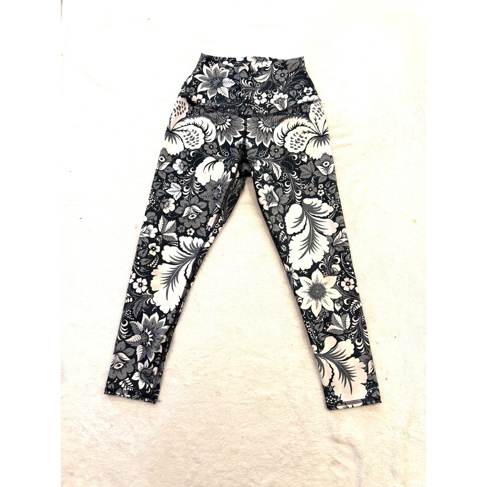 Evolution and Creation Black White Floral High Waisted Cropped Leggings Medium